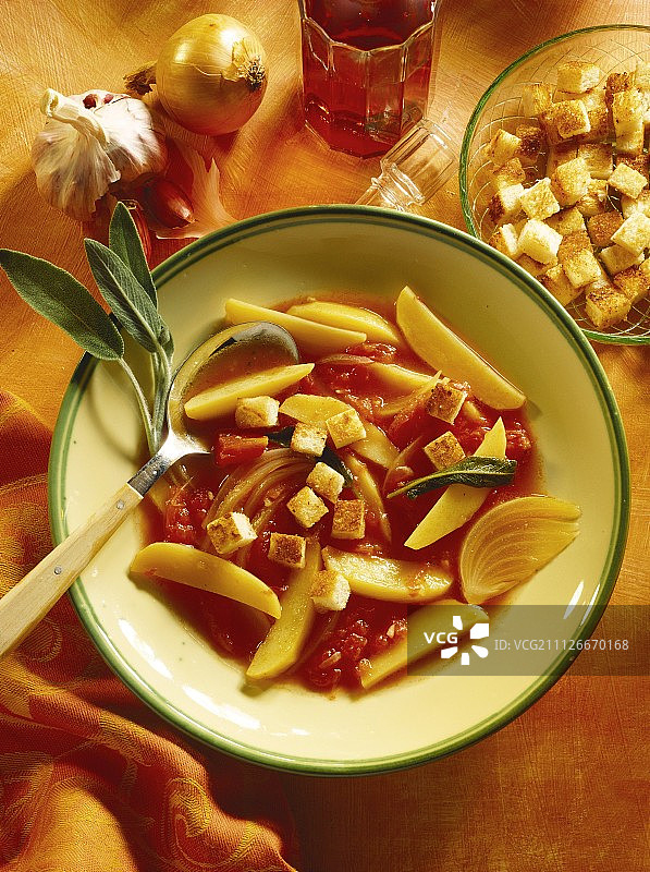 番茄洋葱鼠尾草面包丁土豆汤图片素材