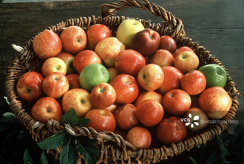 装满苹果的柳条篮子图片素材