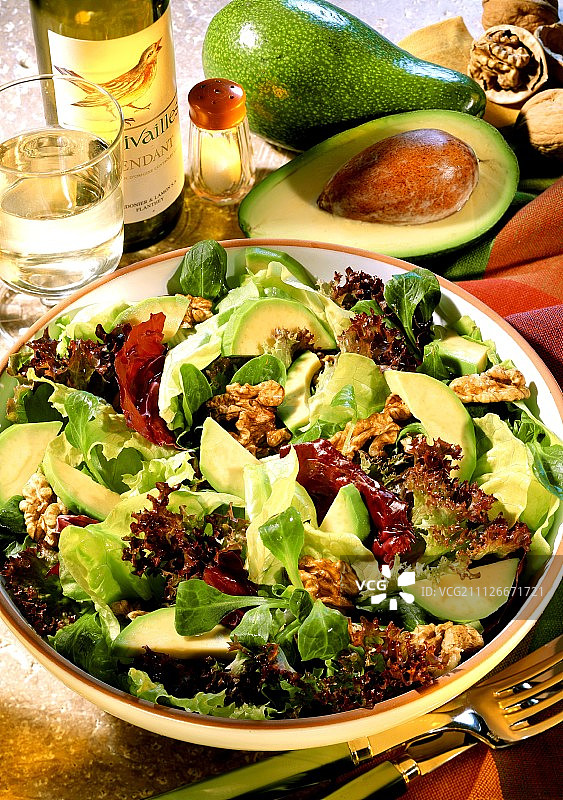 核桃牛油果沙拉图片素材