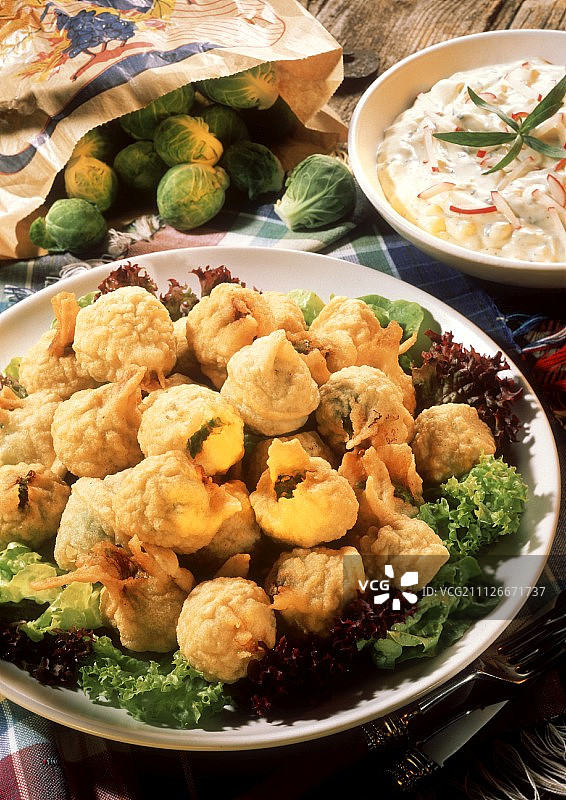 球芽甘蓝蔬菜沙拉配酸奶蘸酱图片素材