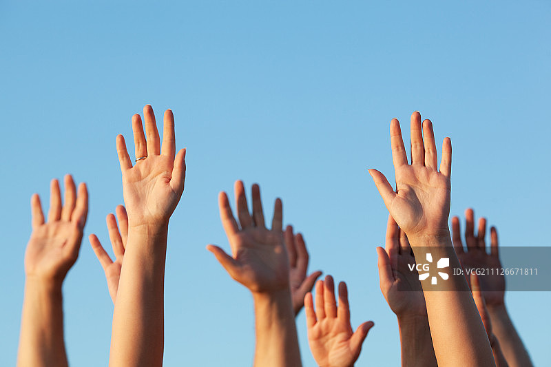 一群人举起双手图片素材