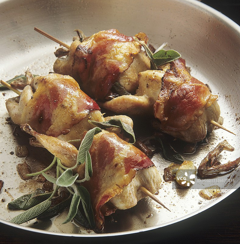培根鼠尾草烤鹌鹑图片素材