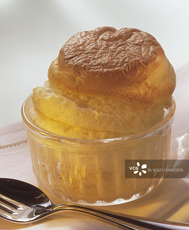 玻璃碟芝士舒芙蕾配勺叉图片素材
