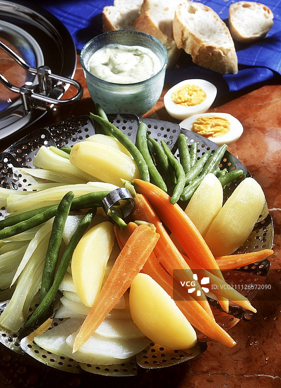 带香草蒜泥蛋黄酱的蔬菜拼盘图片素材