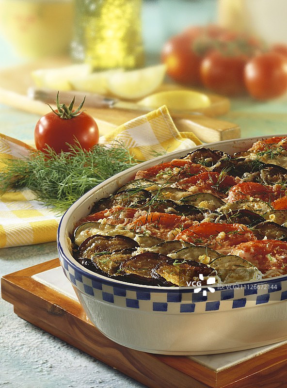 冷蔬菜焗烤：茄子、番茄、西葫芦、莳萝图片素材