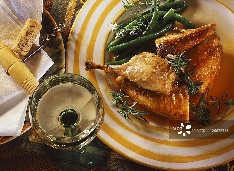 培根卷野鸡配绿豆和香草图片素材