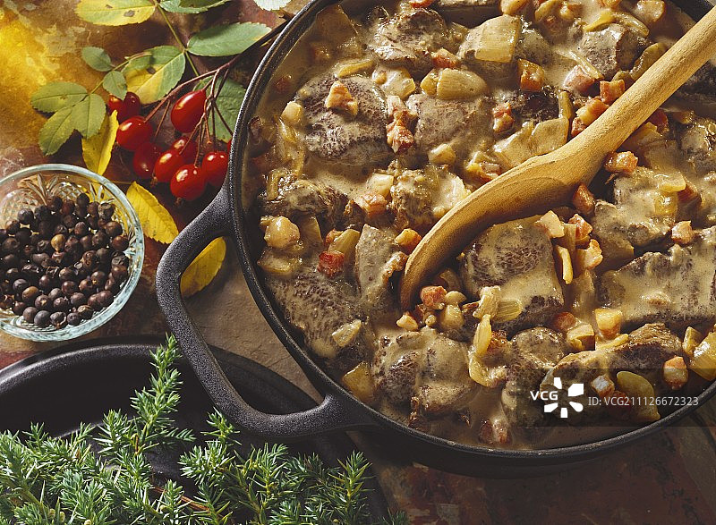 锅里装着木勺的野猪肉图片素材