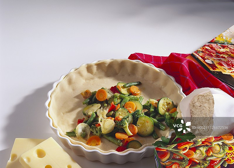 烤盘中的未烘焙蔬菜乳蛋饼及食材图片素材