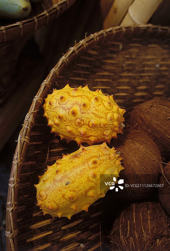 两只角瓜和椰子在篮子里图片素材