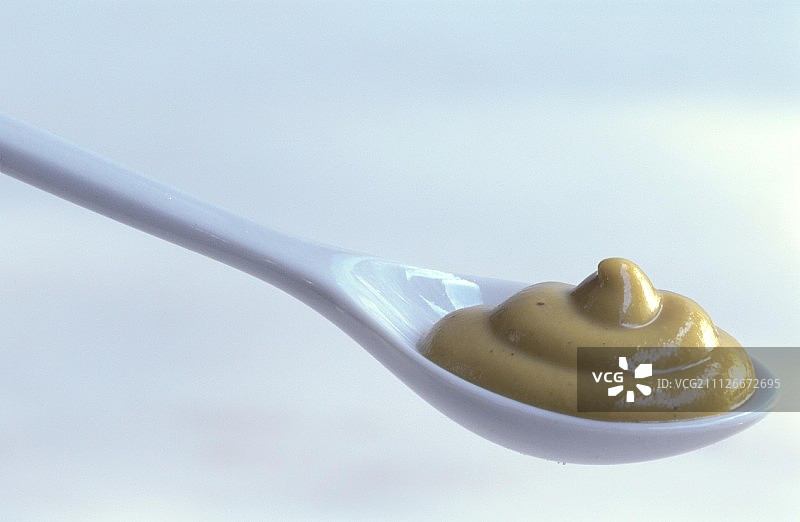 白色勺子上的第戎芥末图片素材