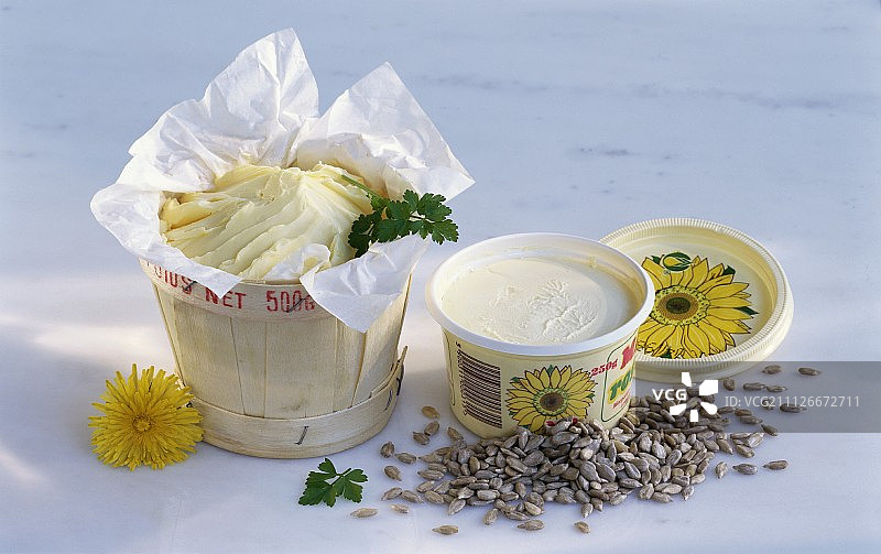 罐中的黄油、葵花籽人造黄油和葵花籽图片素材