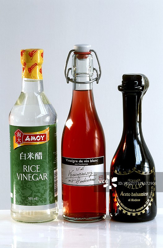 瓶装米饭、覆盆子和香醋图片素材
