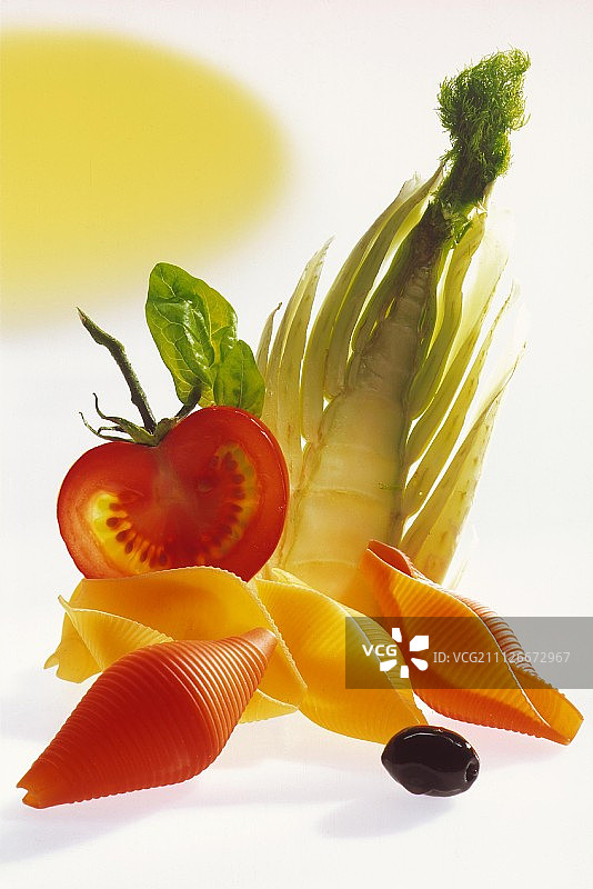 意大利猫耳朵面的配料：茴香、番茄、橄榄图片素材