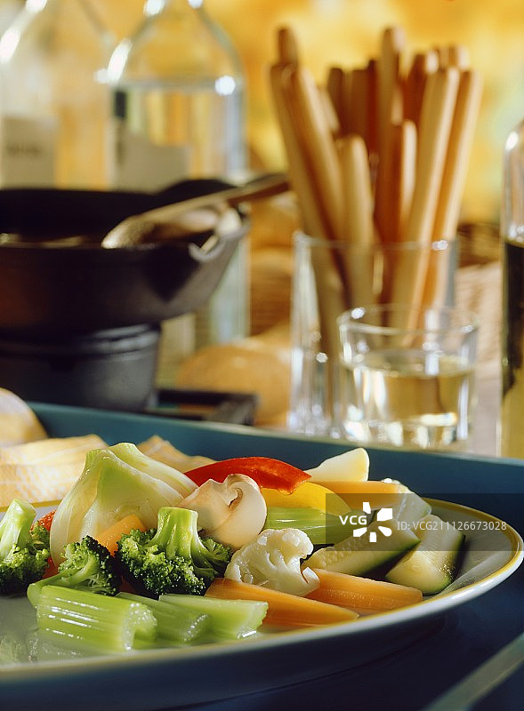 Bagna cauda（意大利热凤尾鱼酱蔬菜）图片素材