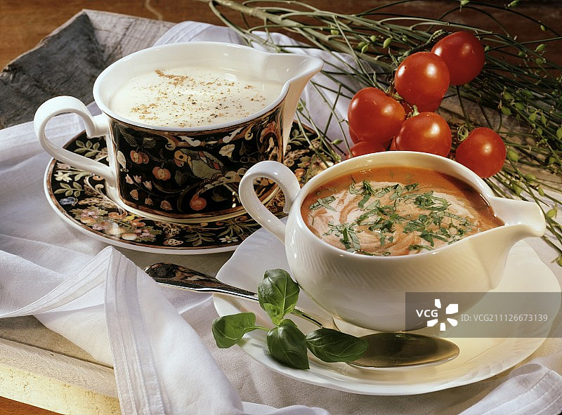 罗勒番茄奶油酱和肉豆蔻白汁酱图片素材