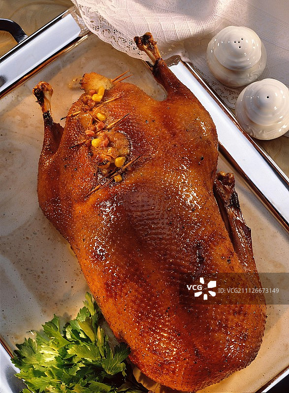 填满熏肉和玉米的鹅图片素材