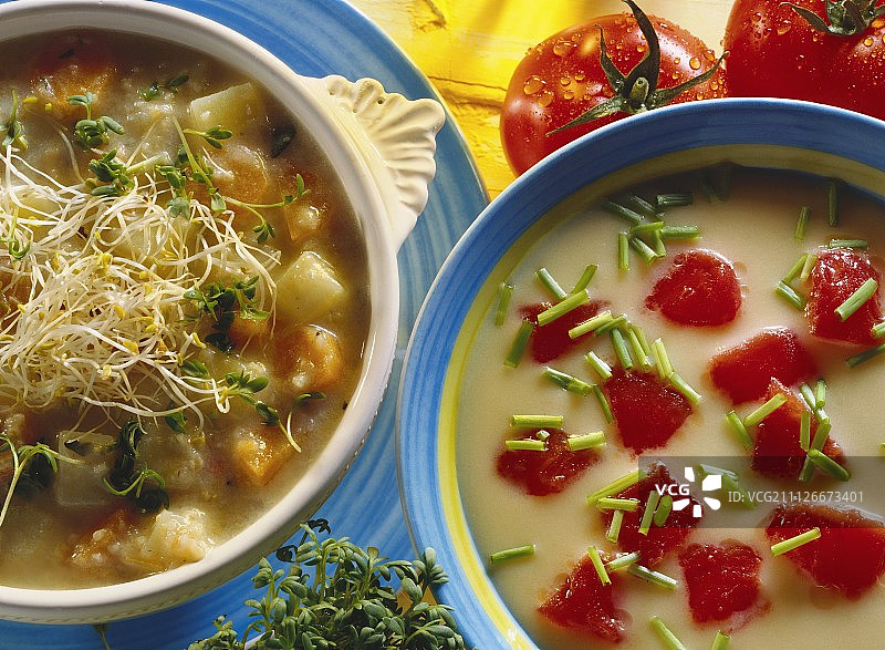 马铃薯酪乳汤与绿色黑麦；马铃薯汤图片素材