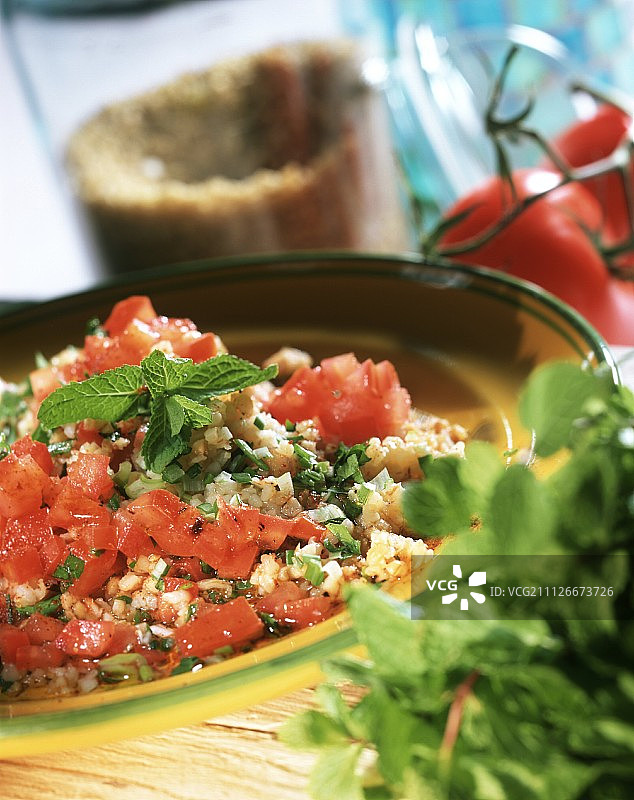 阿拉伯风味布格麦沙拉配番茄和新鲜薄荷图片素材