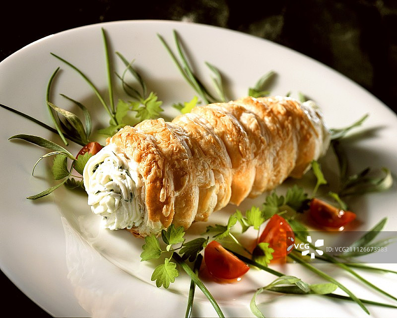 酥皮香草慕斯卷配热尔维填充物图片素材