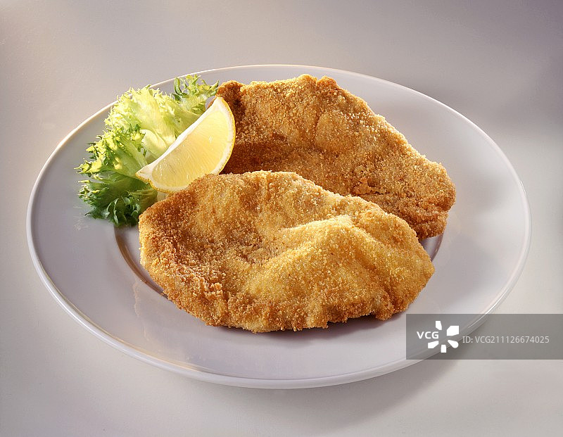 配柠檬角的两块维也纳炸肉排图片素材