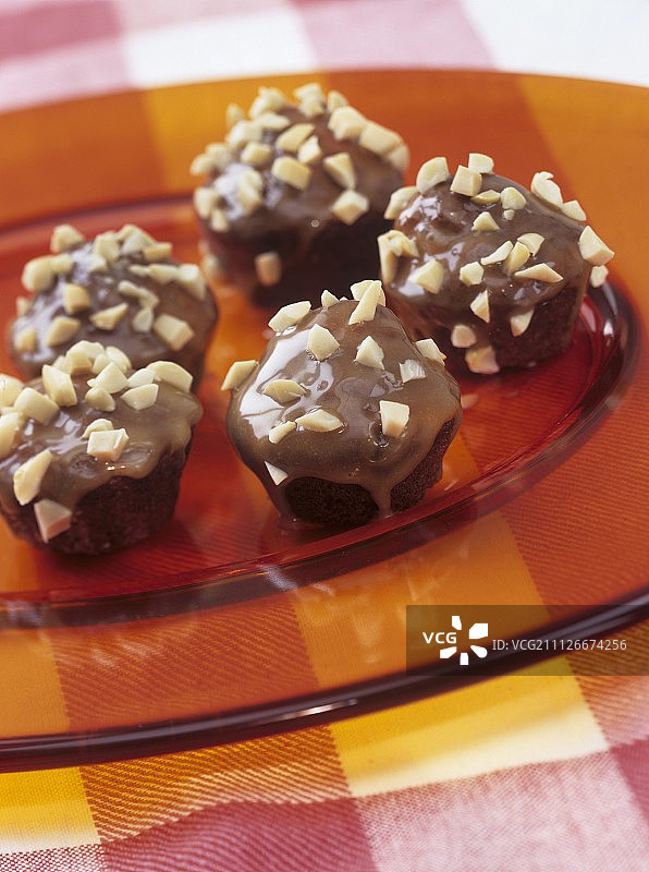 装在玻璃盘子里的花生碎士力架松饼图片素材