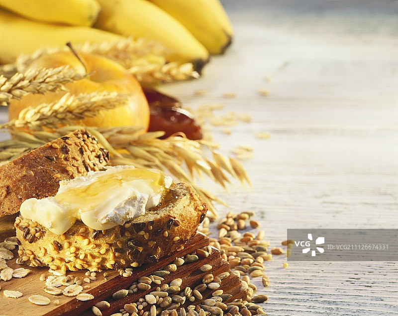 面包、奶酪、谷物、苹果和香蕉静物图片素材