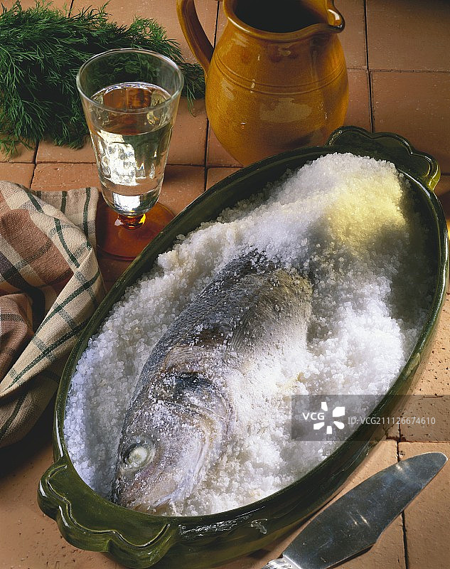 盐焗鲈鱼和白葡萄酒图片素材