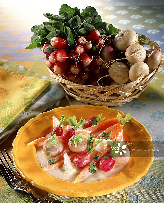 春菜肉酱;篮子里有萝卜图片素材