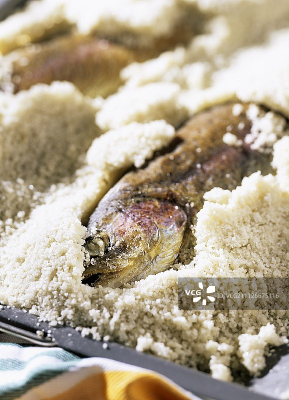 盐焗虹鳟鱼图片素材