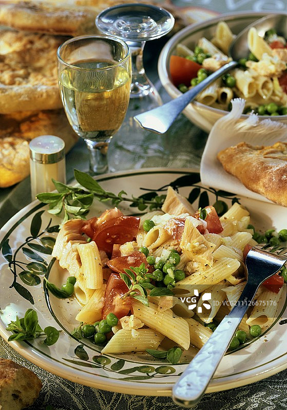 金枪鱼番茄豌豆通心粉配葡萄酒和薄饼图片素材