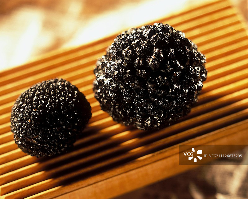 刻纹木板上的两颗黑松露图片素材