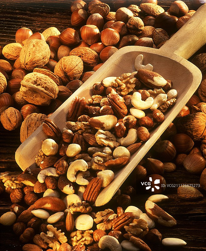 木勺上的各种坚果图片素材