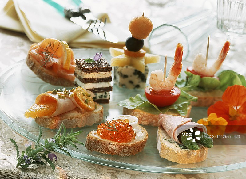 玻璃盘上的各种小吃和开胃菜图片素材