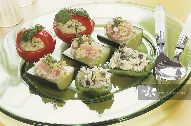 番茄篮、酿黄瓜和辣椒拼盘图片素材