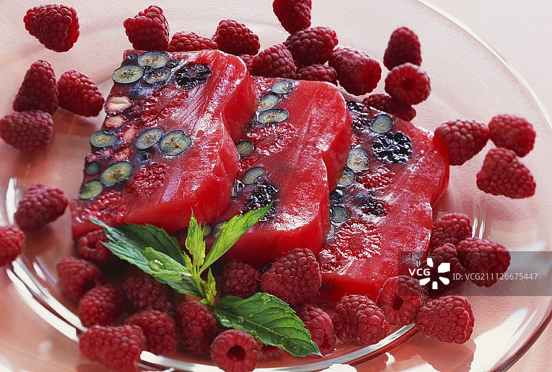 玻璃盘中覆盆子森林水果冻糕图片素材