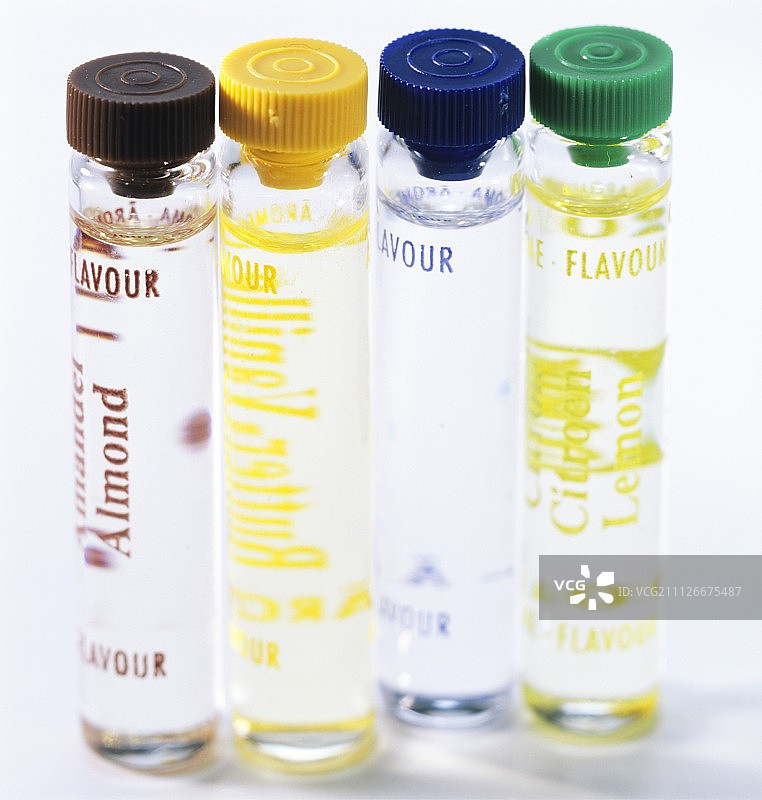 各种调味瓶（杏仁、柠檬、香草）图片素材