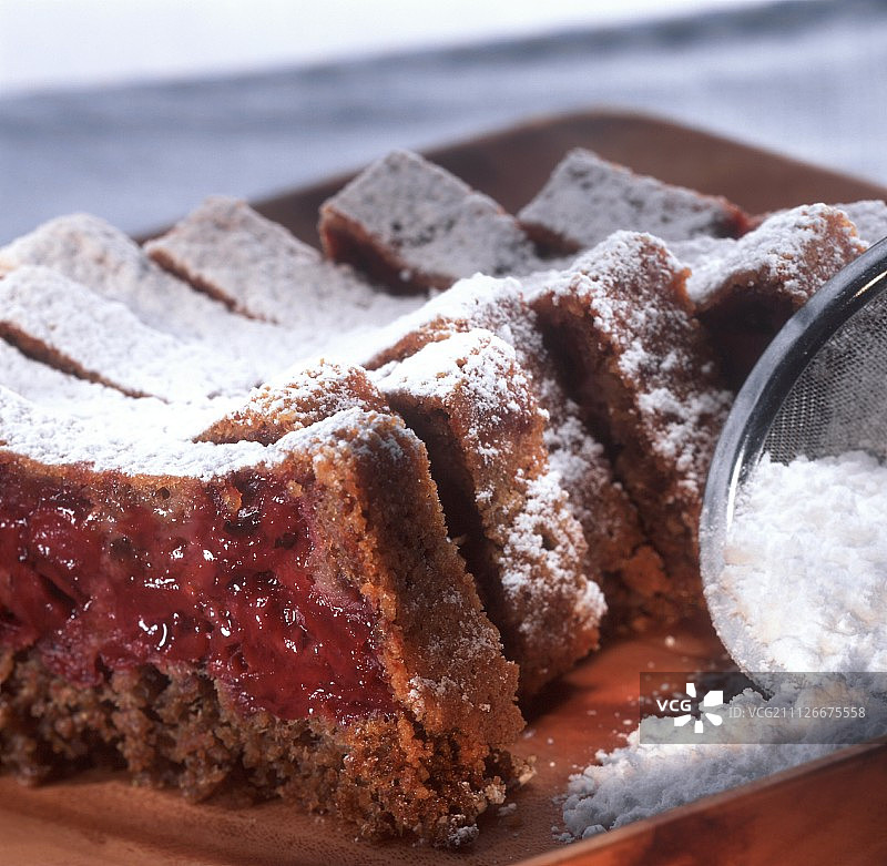 糖霜樱桃面包蛋糕图片素材