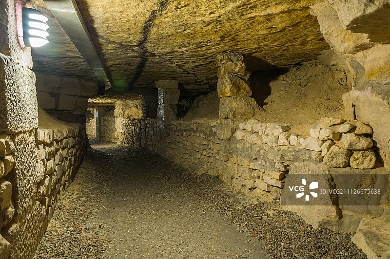巴黎地下墓穴：骨骼和骷髅堆砌的隧道图片素材
