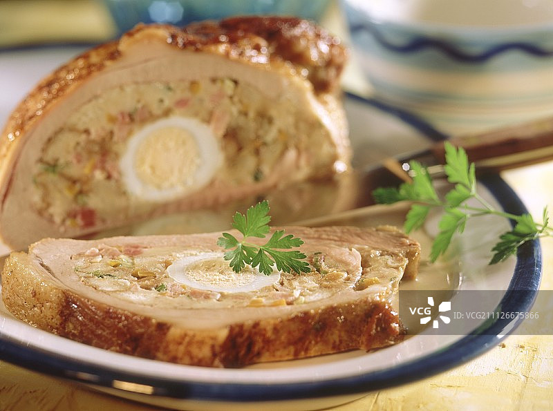 小牛胸肉配面包卷馅和鸡蛋，切片图片素材