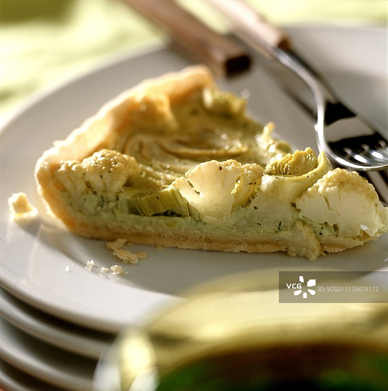 盘中的花椰菜和韭葱馅饼图片素材