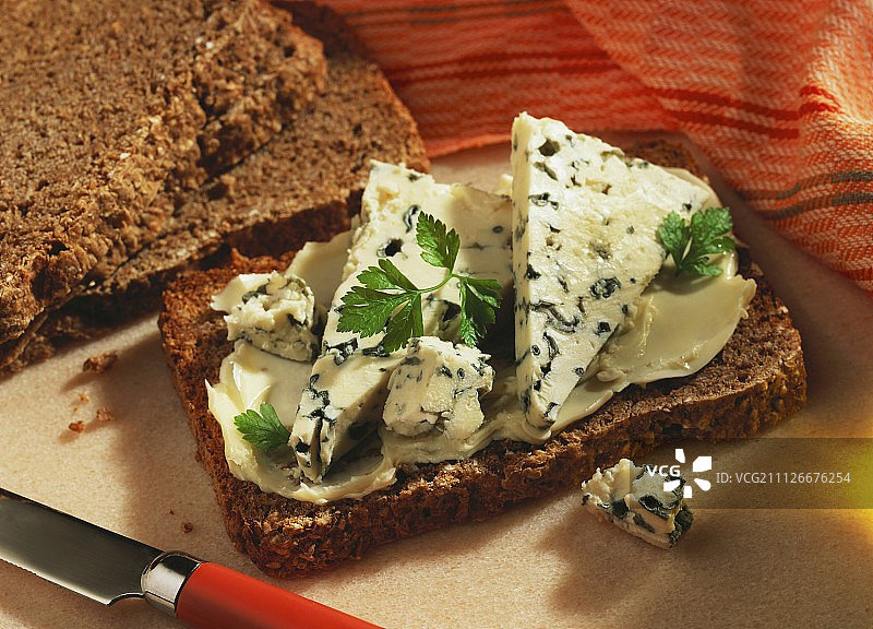 涂有黄油和蓝纹奶酪的格雷厄姆面包图片素材