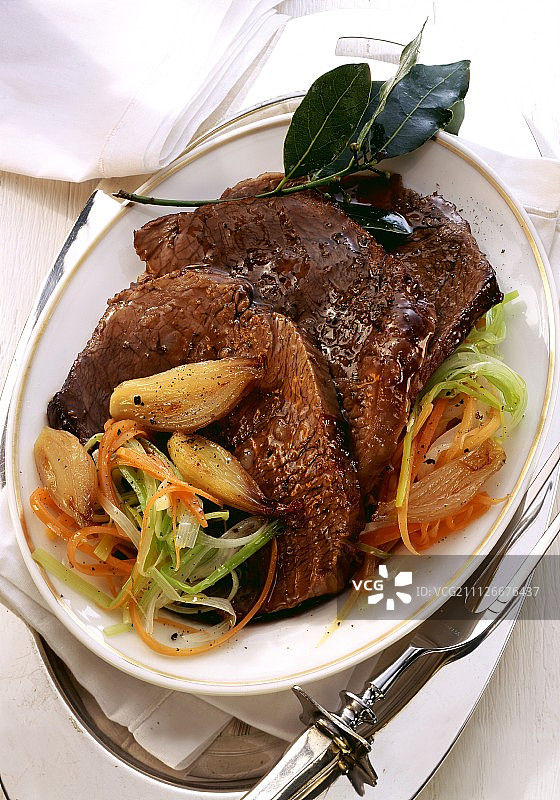 法式烩牛肉（牛肉配蔬菜和洋葱）图片素材