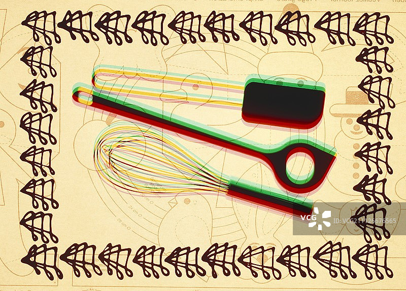 烘焙纸上的打蛋器、厨房勺和糕点刮刀图片素材