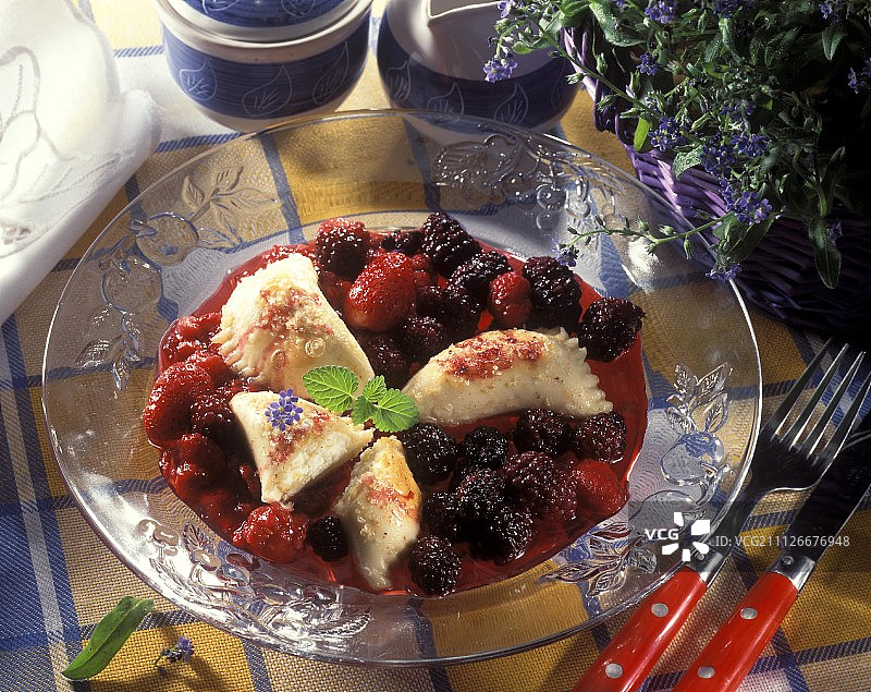 玻璃盘上搭配温热浆果酱的糕点图片素材