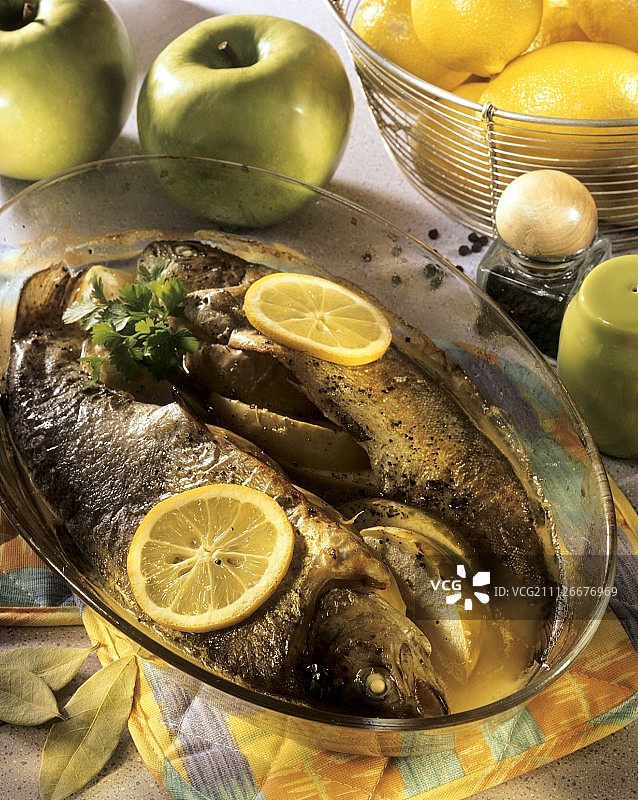 炸鳟鱼配苹果和柠檬片图片素材