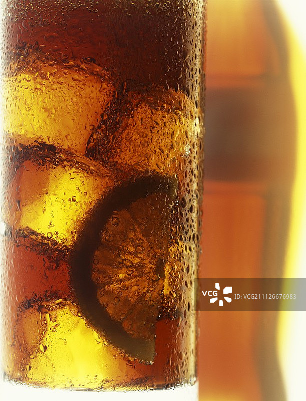 加冰块和柠檬的可乐图片素材