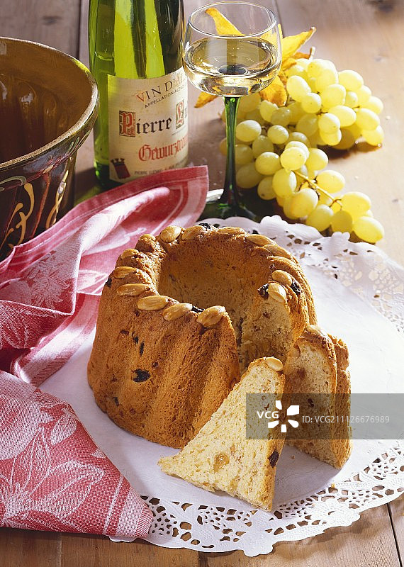 阿尔萨斯杏仁布丁和一杯Gewürztraminer图片素材