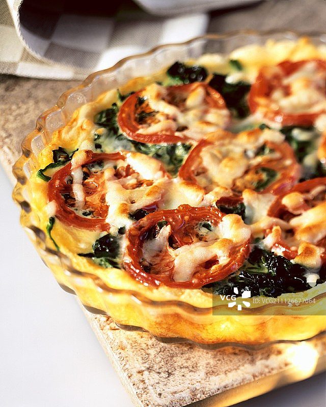 玻璃烤盘中的番茄菠菜乳蛋饼图片素材