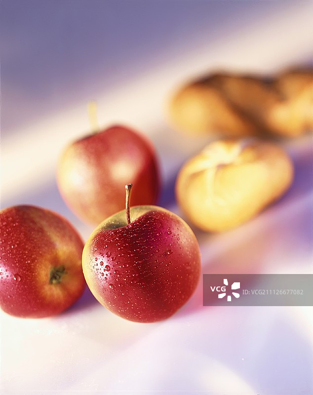 三个新鲜苹果和两个面包卷图片素材