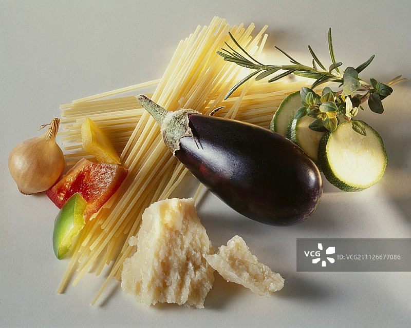 意面、蔬菜、香草和帕尔马干酪图片素材